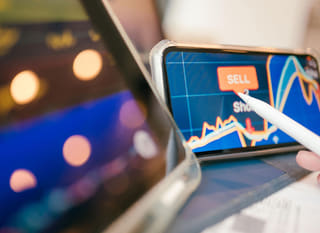 Opérateur sur plusieurs marchés étudiant les options Bitcoin, Ethereum et forex